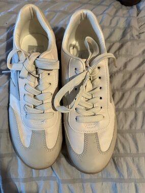Cream White Casual Lace-Up Sneakers DV
